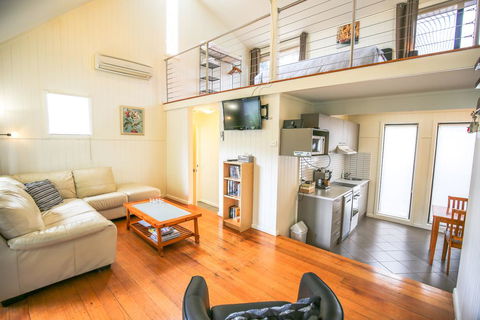 Allambie Cottages - Villa 3 - Redcliffe Tourism 0