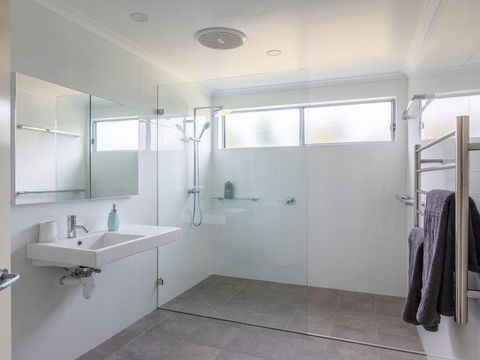 Aloha - Direct Beach Access From Property - Redcliffe Tourism 3