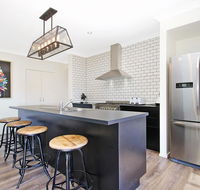 Alpine Knights Stylish Luxury - Redcliffe Tourism