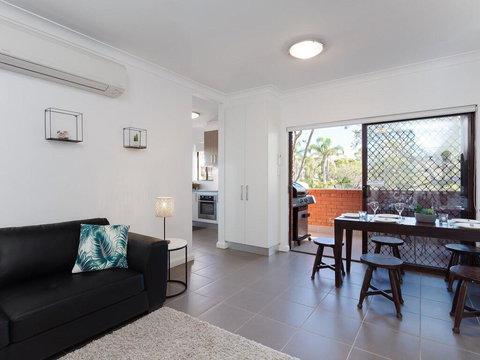 Amanda Court 2/1 Weatherly Cl - Renovated Unit With Aircon, Wifi And Close To The Beach - Redcliffe Tourism 2