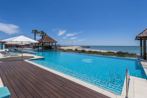 AN OCEAN,BEACH And POOL VIEW APARTMENT - Apt 210 SEASHELLS RESORT - Redcliffe Tourism 1