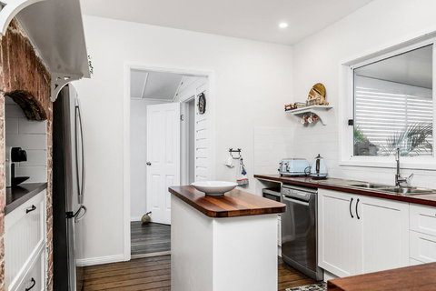 Anchored In Byron - Redcliffe Tourism 2