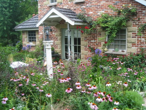 Annie's Cottage - Redcliffe Tourism 1