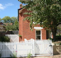 Annies Garden Cottage - Redcliffe Tourism
