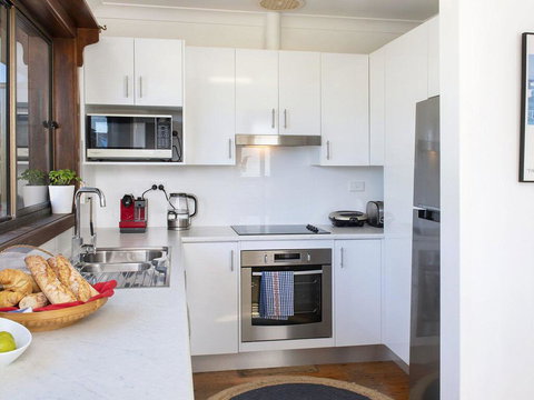 Araluen On Holden - Great Deck With Ocean Views - Redcliffe Tourism 3