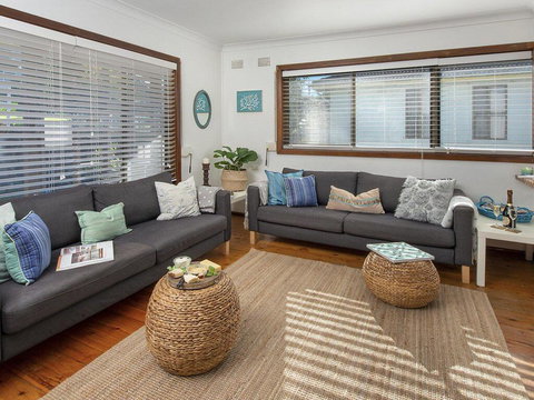 Araluen On Holden - Great Deck With Ocean Views - Redcliffe Tourism 1