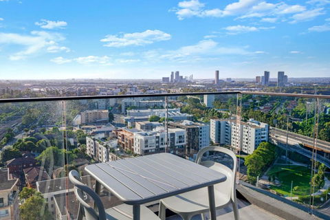 Luxury 1BR Apt With Stunning City Skyline Views - Redcliffe Tourism 3