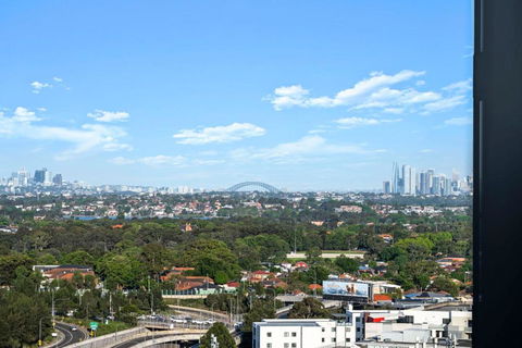 Luxury 1BR Apt With Stunning City Skyline Views - Redcliffe Tourism 1
