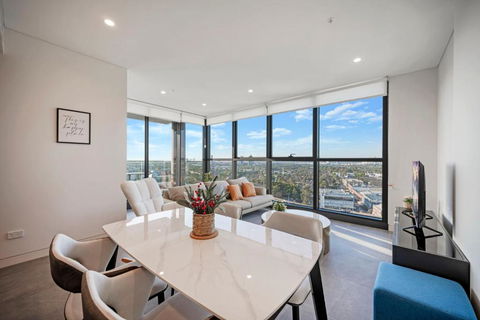 Luxury 1BR Apt With Stunning City Skyline Views - Redcliffe Tourism 2