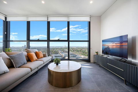 Luxury 1BR Apt With Stunning City Skyline Views - Redcliffe Tourism 0