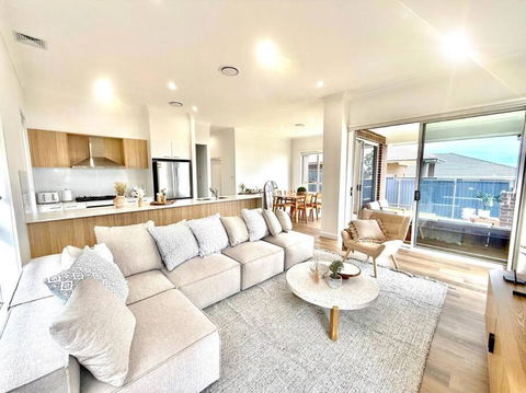 Luxury 6 Bedroom Home In Wilton - Redcliffe Tourism 0