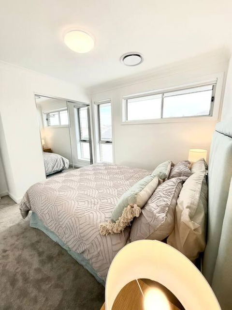 Luxury 6 Bedroom Home In Wilton - Redcliffe Tourism 3