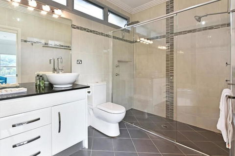 Luxury Mandalong Mansion With Pool & Spa - Redcliffe Tourism 3