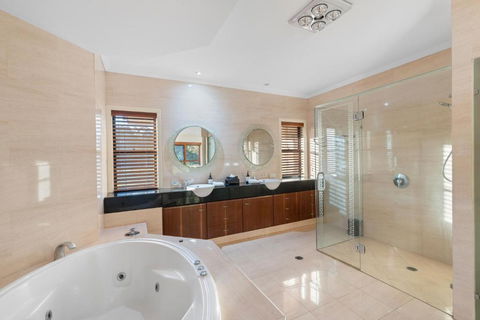 Luxury Range Stay! 6 Bedroom 4 Bathroom - Redcliffe Tourism 3