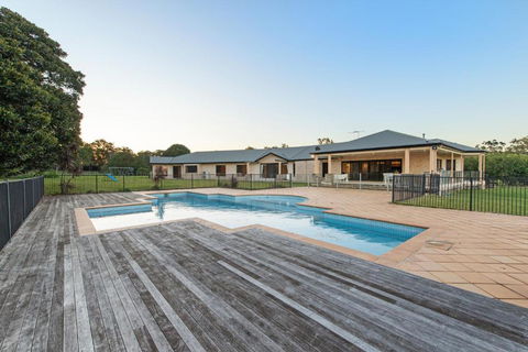 Luxury Range Stay! 6 Bedroom 4 Bathroom - Redcliffe Tourism 1