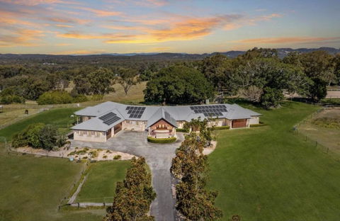 Luxury Range Stay! 6 Bedroom 4 Bathroom - Redcliffe Tourism 0
