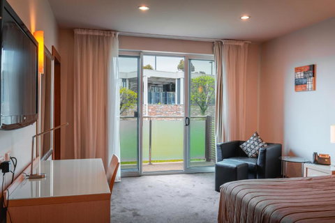 Lynbrook Hotel - Redcliffe Tourism 0