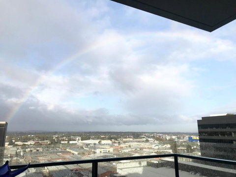 M-city Apartment - Executive Twin King Ensuites - Fully Equipped - Free Parking, Fast Wifi, Smart TV, Netflix, Complementary Drinks & Amenities - M-city Shopping Centre Clayton 3168 - Redcliffe Tourism 2