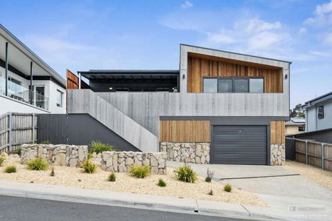 Magnificent Home, Water Views - Redcliffe Tourism 0