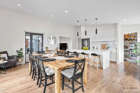 Magnificent Home, Water Views - Redcliffe Tourism 1