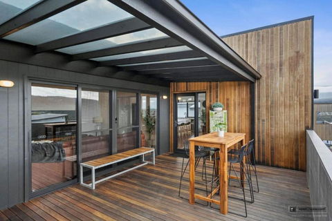 Magnificent Home, Water Views - Redcliffe Tourism 2
