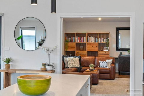 Magnificent Home, Water Views - Redcliffe Tourism 3