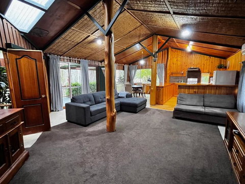 Mannland Cottage Retreat - Redcliffe Tourism 0