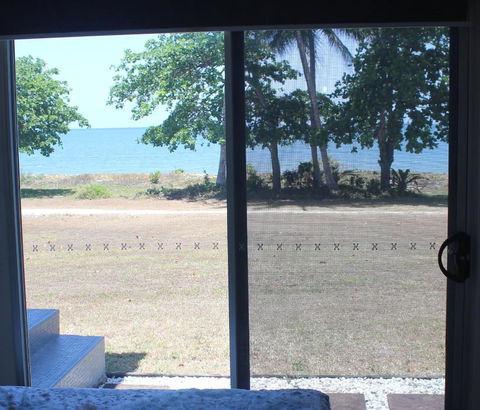 Manta Ray On The Beach - Redcliffe Tourism 1