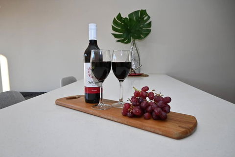 Mawson Red - Free Pool Access -Onsite Parking-Netflix-5 Mins To Mawson Interchange - Redcliffe Tourism 0