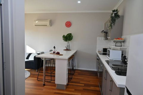 Mawson Red - Free Pool Access -Onsite Parking-Netflix-5 Mins To Mawson Interchange - Redcliffe Tourism 2