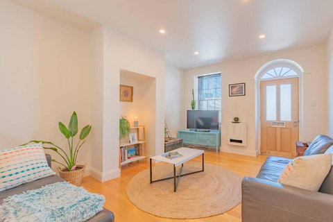 MELVINGTON BOUTIQUE APARTMENT IN HOBART CBD O - Redcliffe Tourism 0