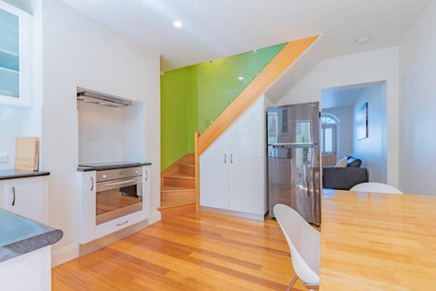 MELVINGTON BOUTIQUE APARTMENT IN HOBART CBD O - Redcliffe Tourism 2