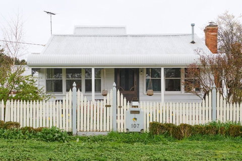 Miners Cottage Lancefield - Redcliffe Tourism 0