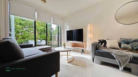 Modern 2-Bedroom Townhouse Near DFO & RMIT - Redcliffe Tourism 0