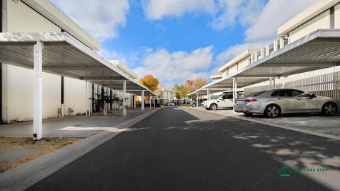 Modern 2-Bedroom Townhouse Near DFO & RMIT - Redcliffe Tourism 2
