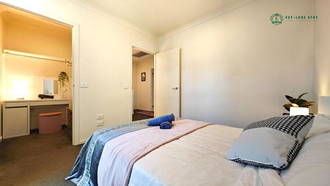 Modern 2-Bedroom Townhouse Near DFO & RMIT - Redcliffe Tourism 3
