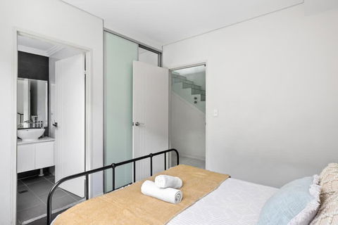 Modern Ensuite Queen Room - Serene Spot At Revesby - Redcliffe Tourism 1