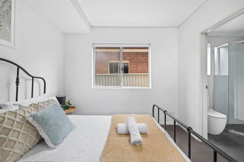 Modern Ensuite Queen Room - Serene Spot At Revesby - Redcliffe Tourism 2