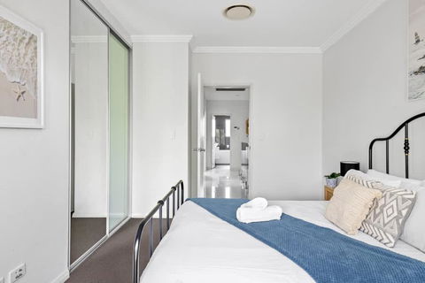 Modern Ensuite Queen Room - Serene Spot At Revesby - Redcliffe Tourism 3