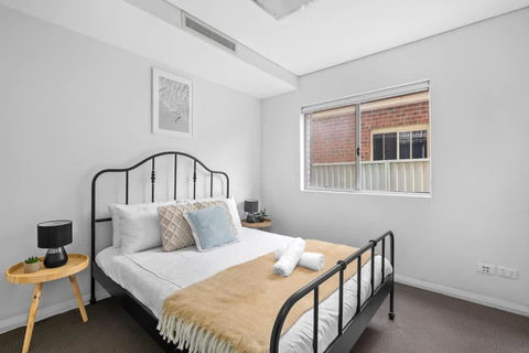 Modern Ensuite Queen Room - Serene Spot At Revesby - Redcliffe Tourism 0