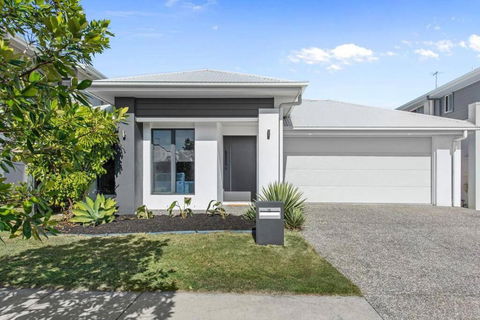 Modern Family Buccaneer - Redcliffe Tourism 2