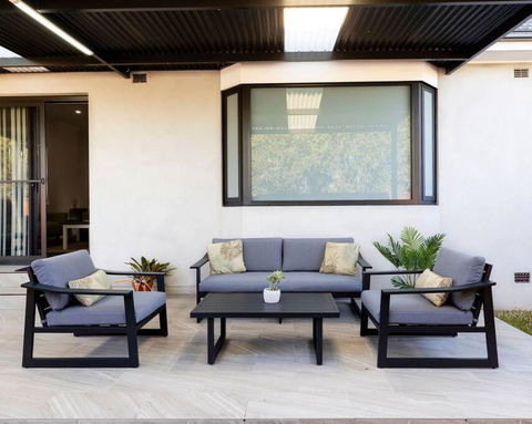 Modern Home In The Heart Of Bankstown - Redcliffe Tourism 1