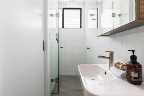 Modern Paddington Terrace - Redcliffe Tourism 3