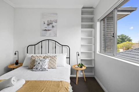 Modern Queen Room - Private Spot At Revesby - Shared Bathroom - Redcliffe Tourism 3