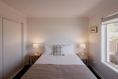 Modern Refurbished Unit In Charming Bellerive - Redcliffe Tourism 3