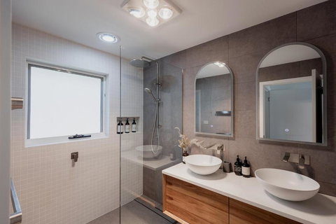 Modern Refurbished Unit In Charming Bellerive - Redcliffe Tourism 1