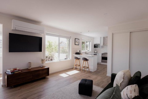 Modern Refurbished Unit In Charming Bellerive - Redcliffe Tourism 2