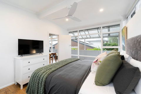 Modern Stylish Self-contained Apartment - Redcliffe Tourism 3