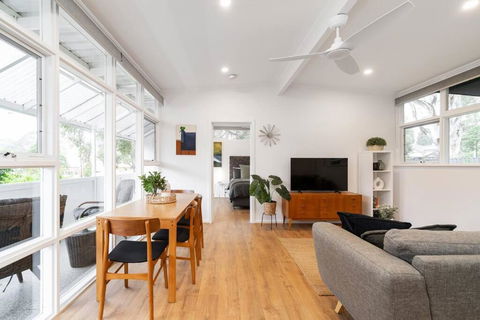 Modern Stylish Self-contained Apartment - Redcliffe Tourism 1