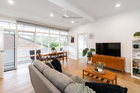 Modern Stylish Self-contained Apartment - Redcliffe Tourism 2